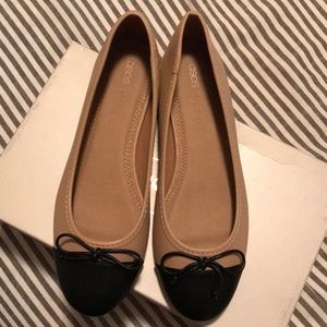 Nude/black ballerina flats